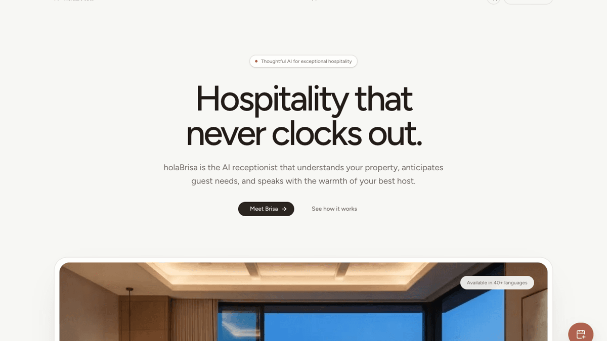 holaBrisa homepage with a sample conversation between Brisa and a hotel guest